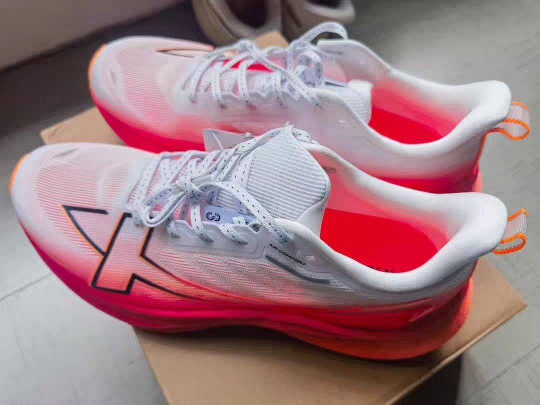 月薪3k也能闭眼冲!特步2000公里3代才是跑鞋界卷王